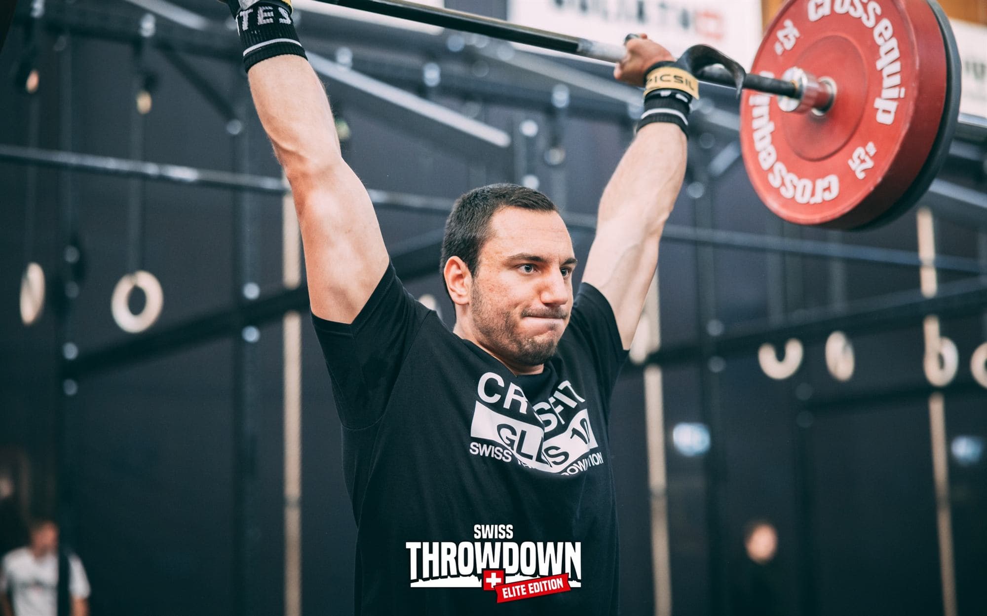 Roman Mathys drückt eine Langhantel über Kopf am Swiss Throwdown